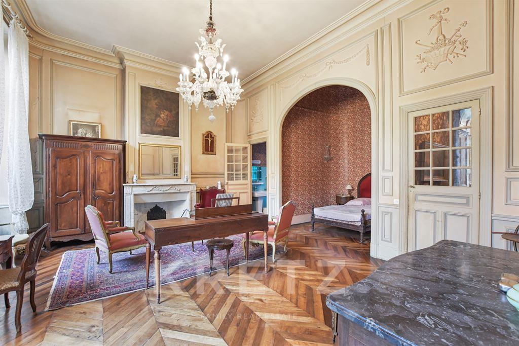 Hotel particulier de 1000m2 dans le triangle d'or