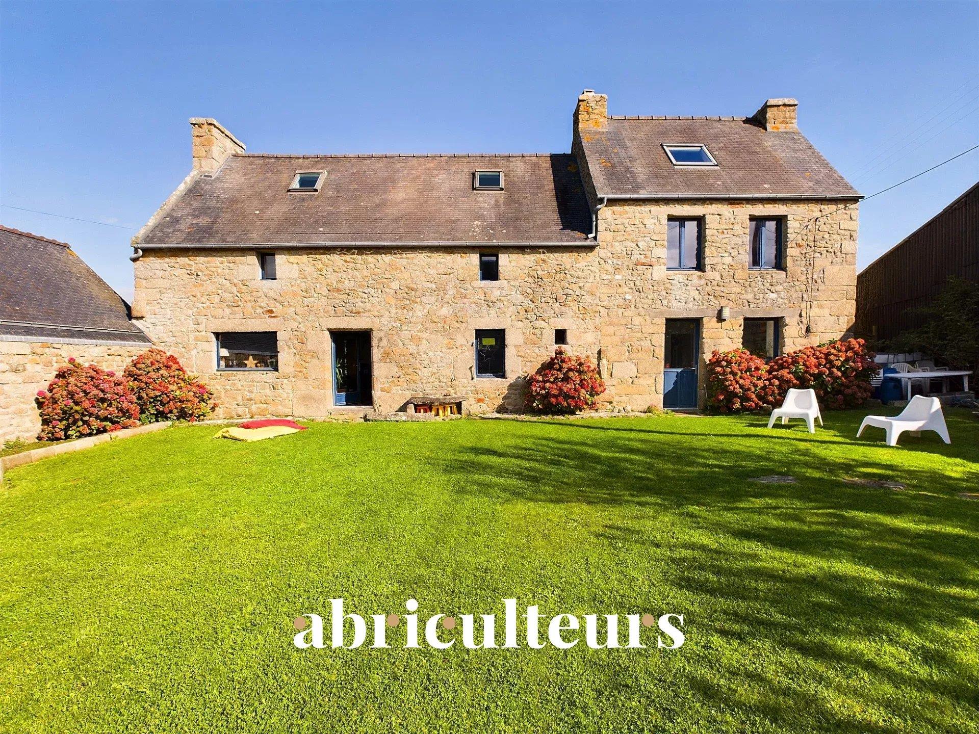 196 m² stone house in Plounéour-Brignogan-Plages, 800 m from the beach