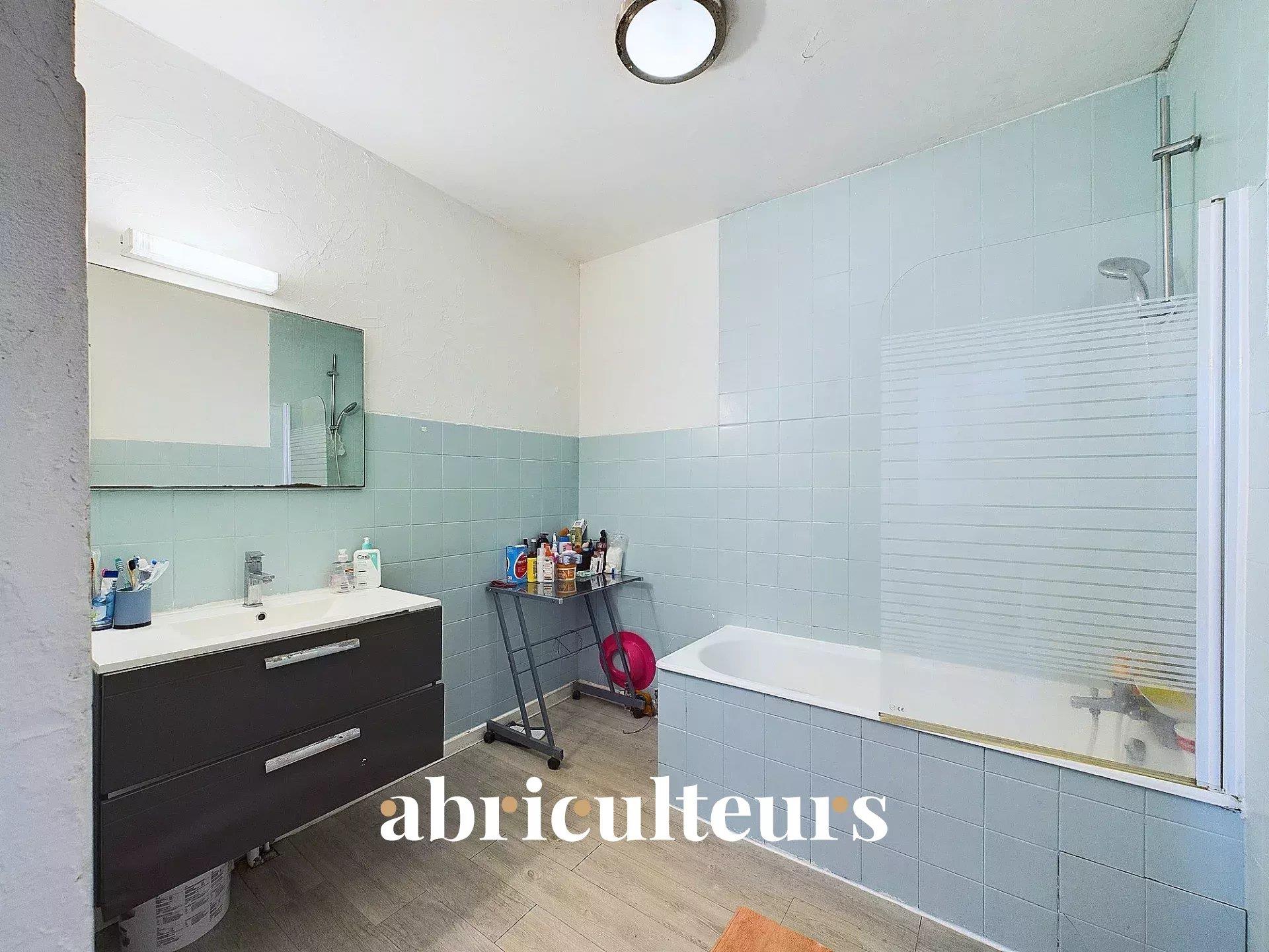 Modern 3-Bedroom Apartment in Vibrant Nantes