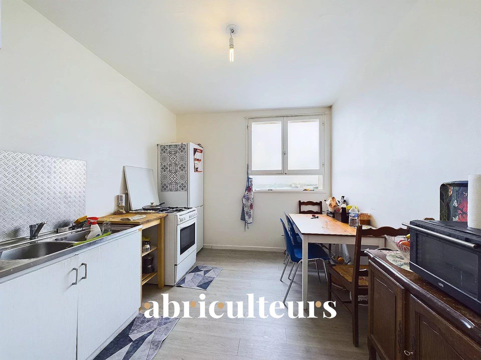 Modern 3-Bedroom Apartment in Vibrant Nantes