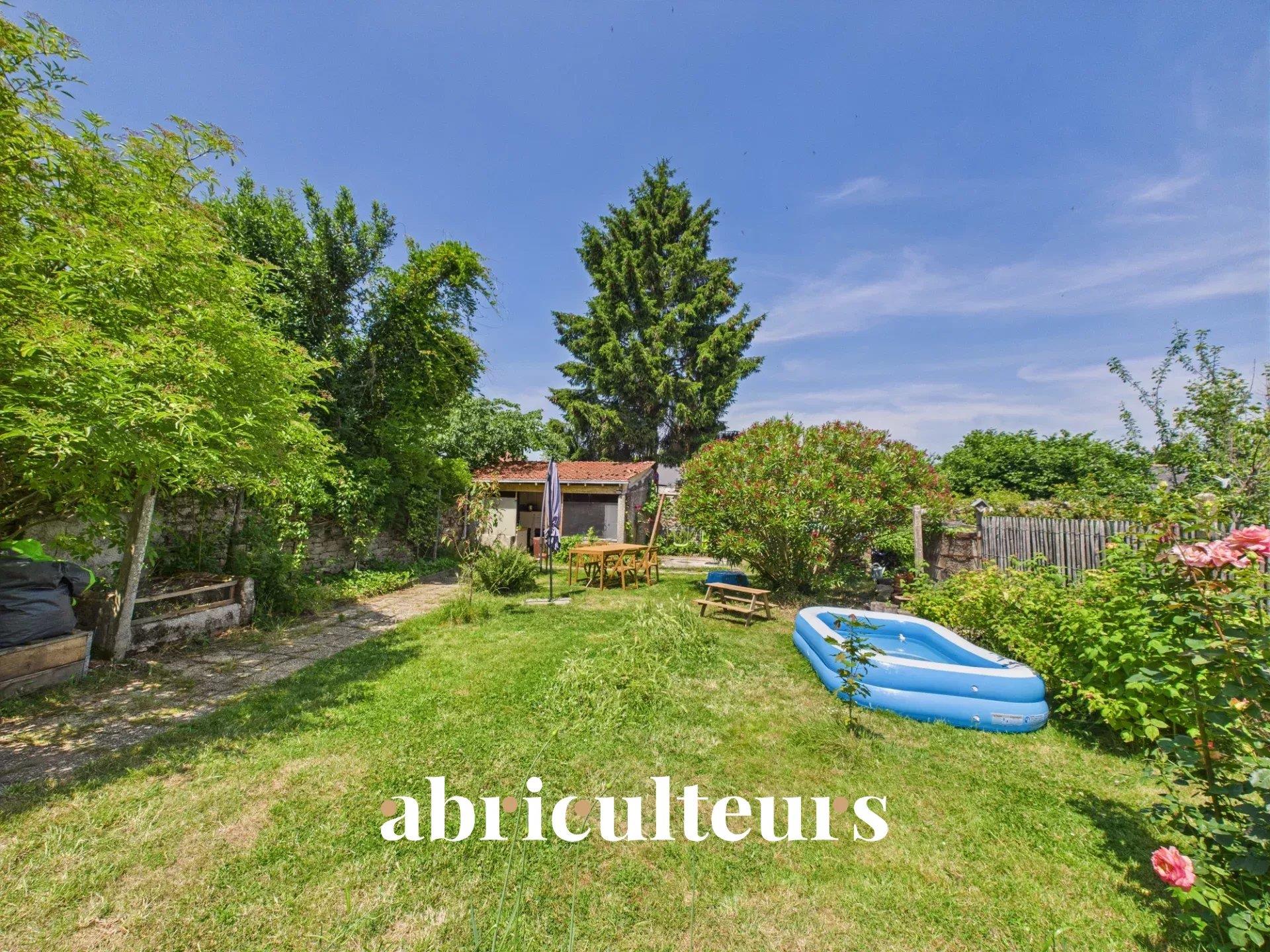 House of 88,7m2 on the ground (71m2 carrez) - Renovation of 2021 - Private garden of 168m2 - Garage