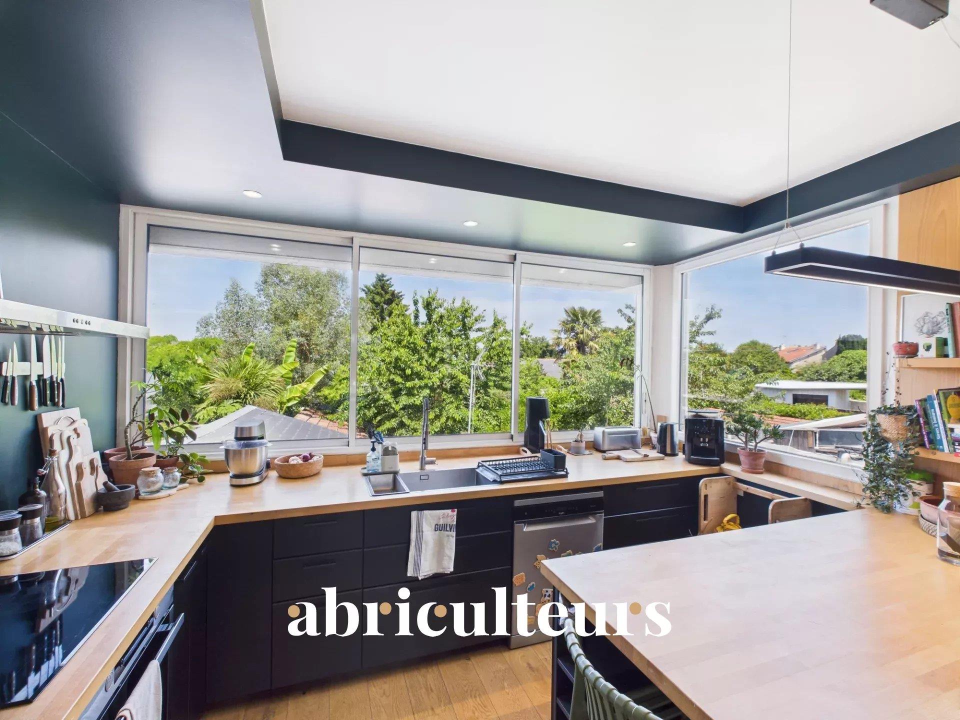 House of 88,7m2 on the ground (71m2 carrez) - Renovation of 2021 - Private garden of 168m2 - Garage