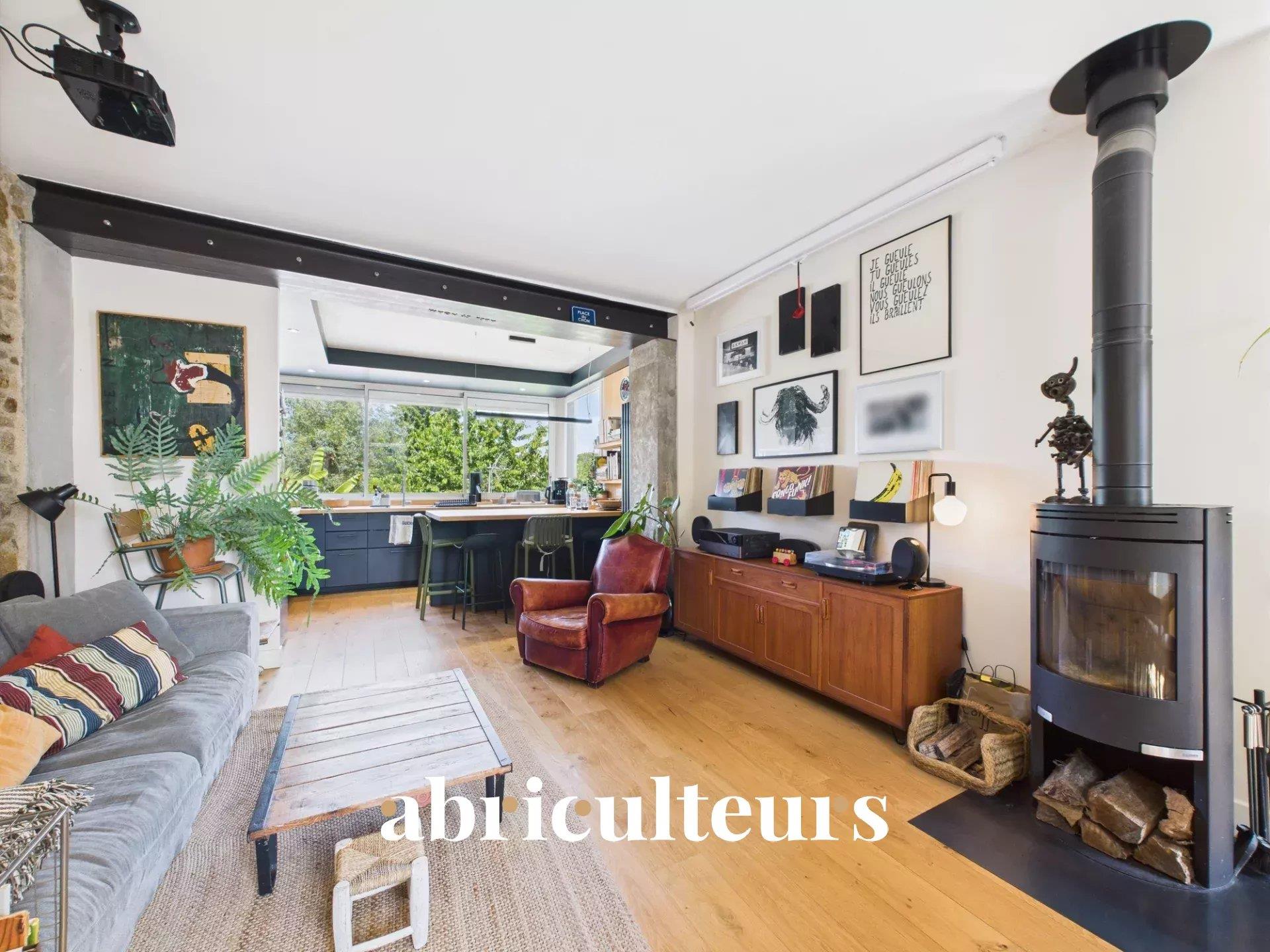 House of 88,7m2 on the ground (71m2 carrez) - Renovation of 2021 - Private garden of 168m2 - Garage