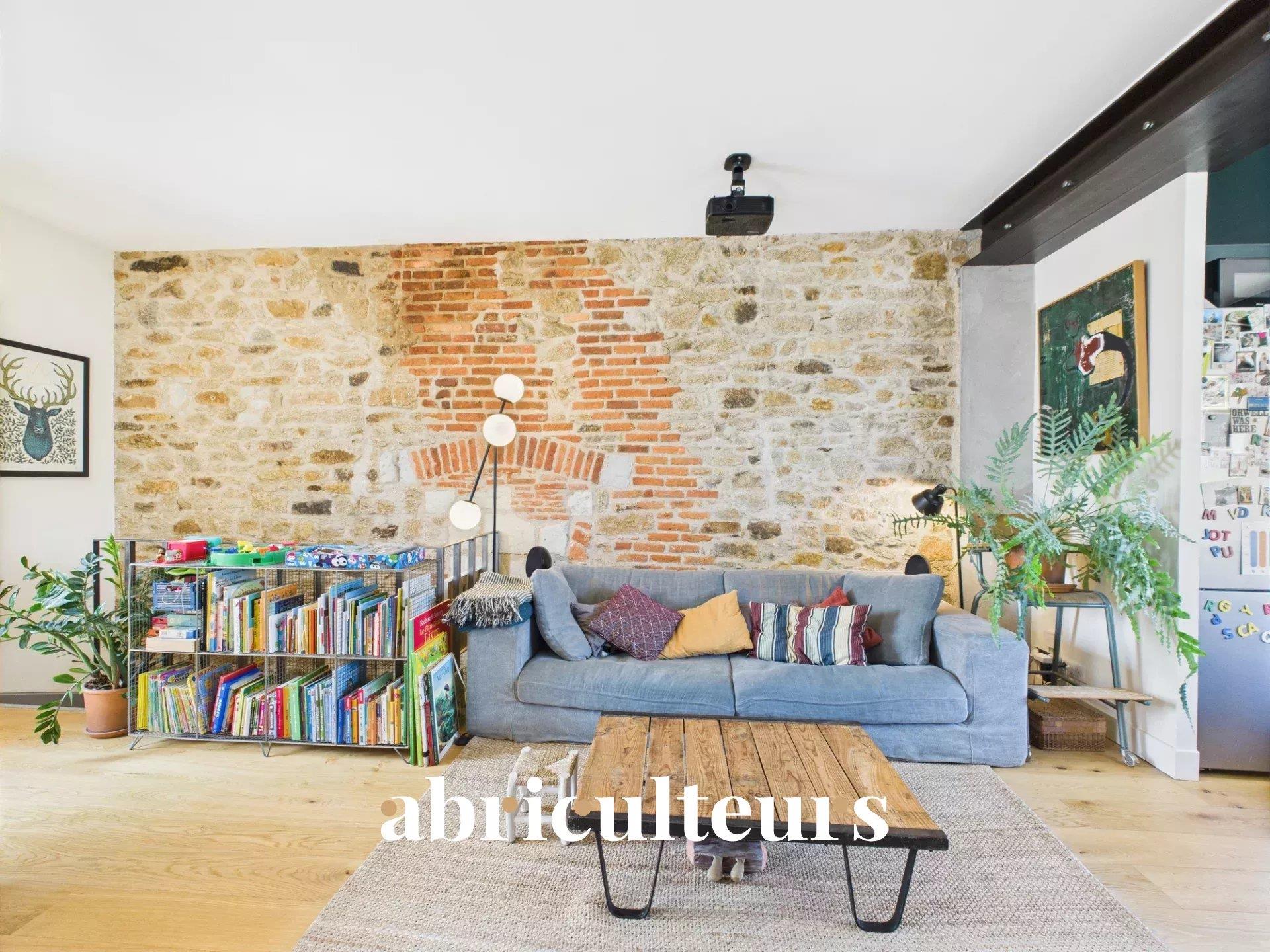 House of 88,7m2 on the ground (71m2 carrez) - Renovation of 2021 - Private garden of 168m2 - Garage