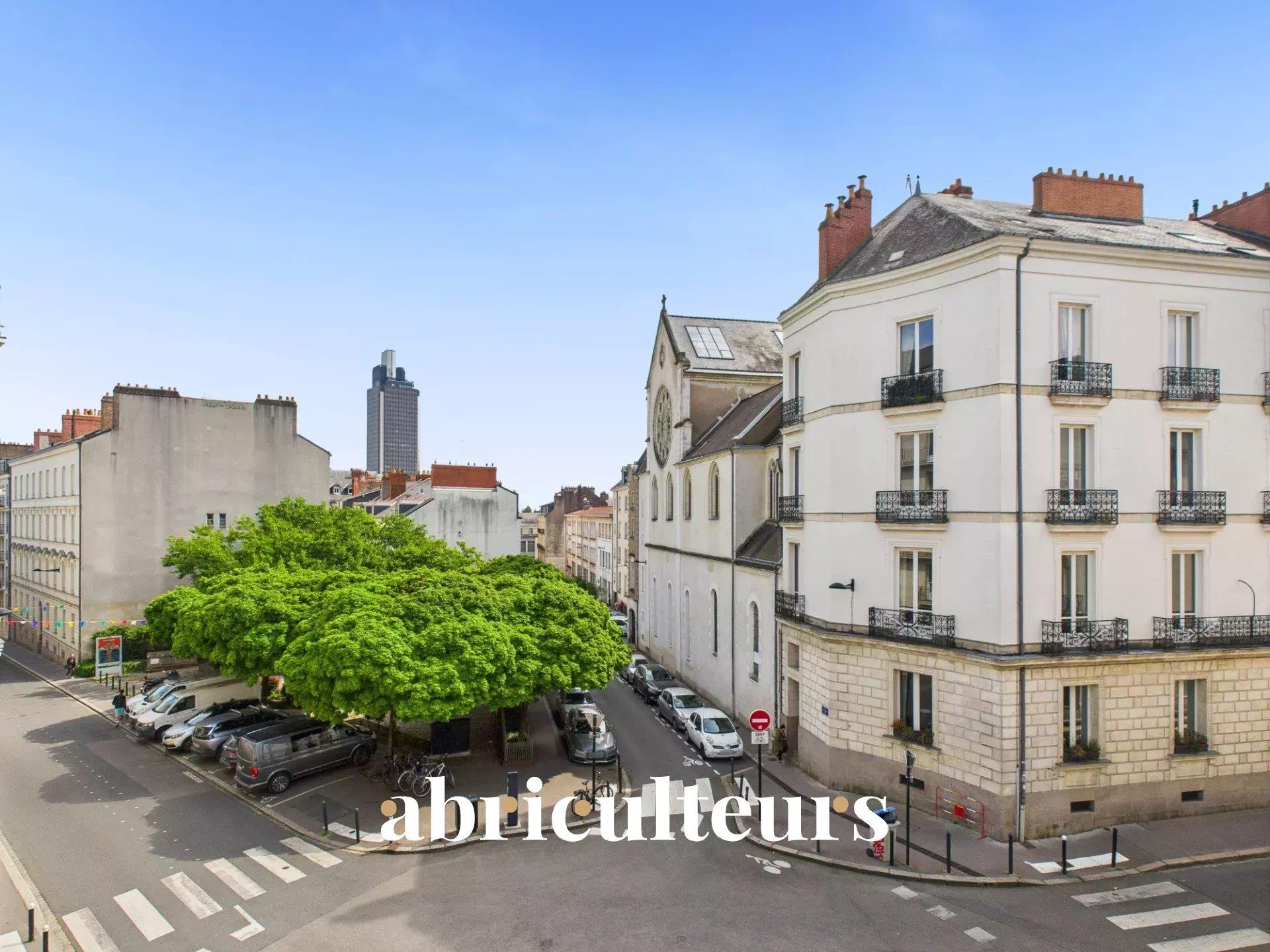 Large 155m2 bourgeois apartment - 5 rooms - 3 bedrooms - Balcony - Cellar - Attic - Rue Deshoullière