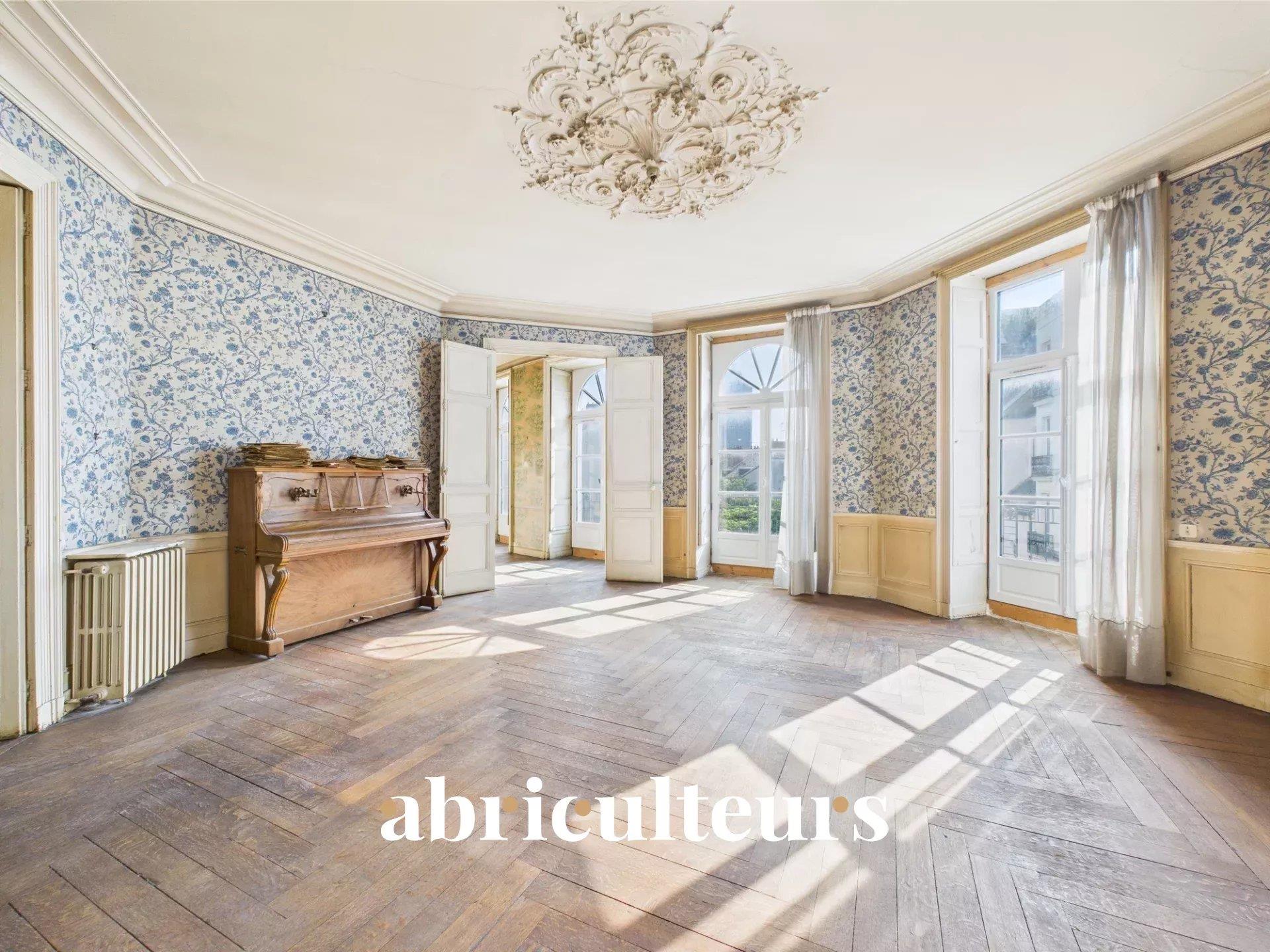 Large 155m2 bourgeois apartment - 5 rooms - 3 bedrooms - Balcony - Cellar - Attic - Rue Deshoullière