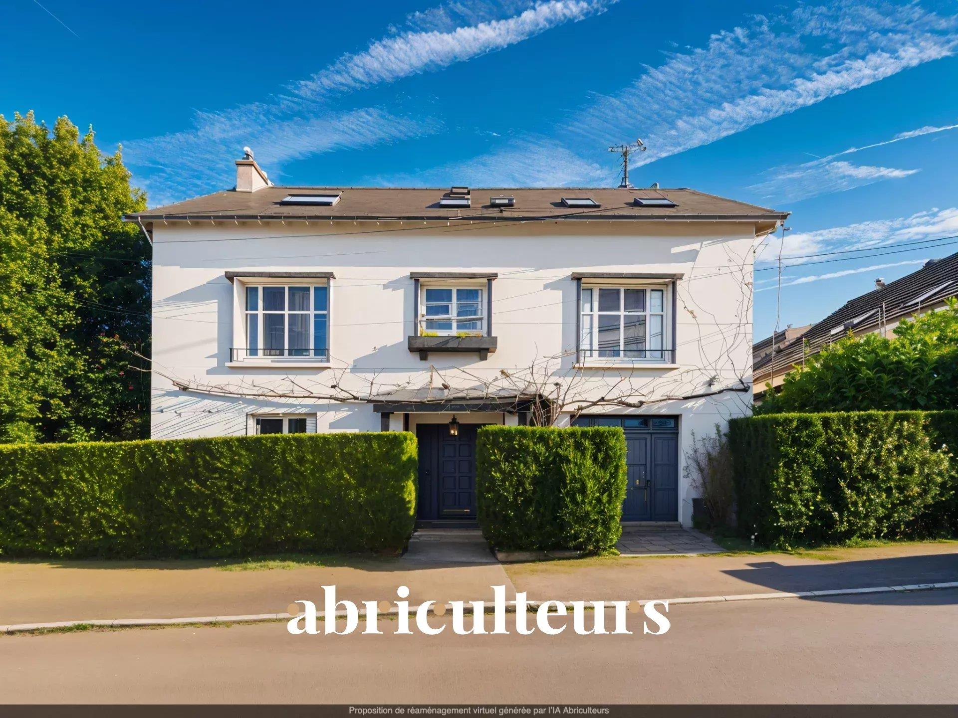 Spacious family house 230 m² - 7 bedrooms - Garage - Heat pump - Quartier Procé