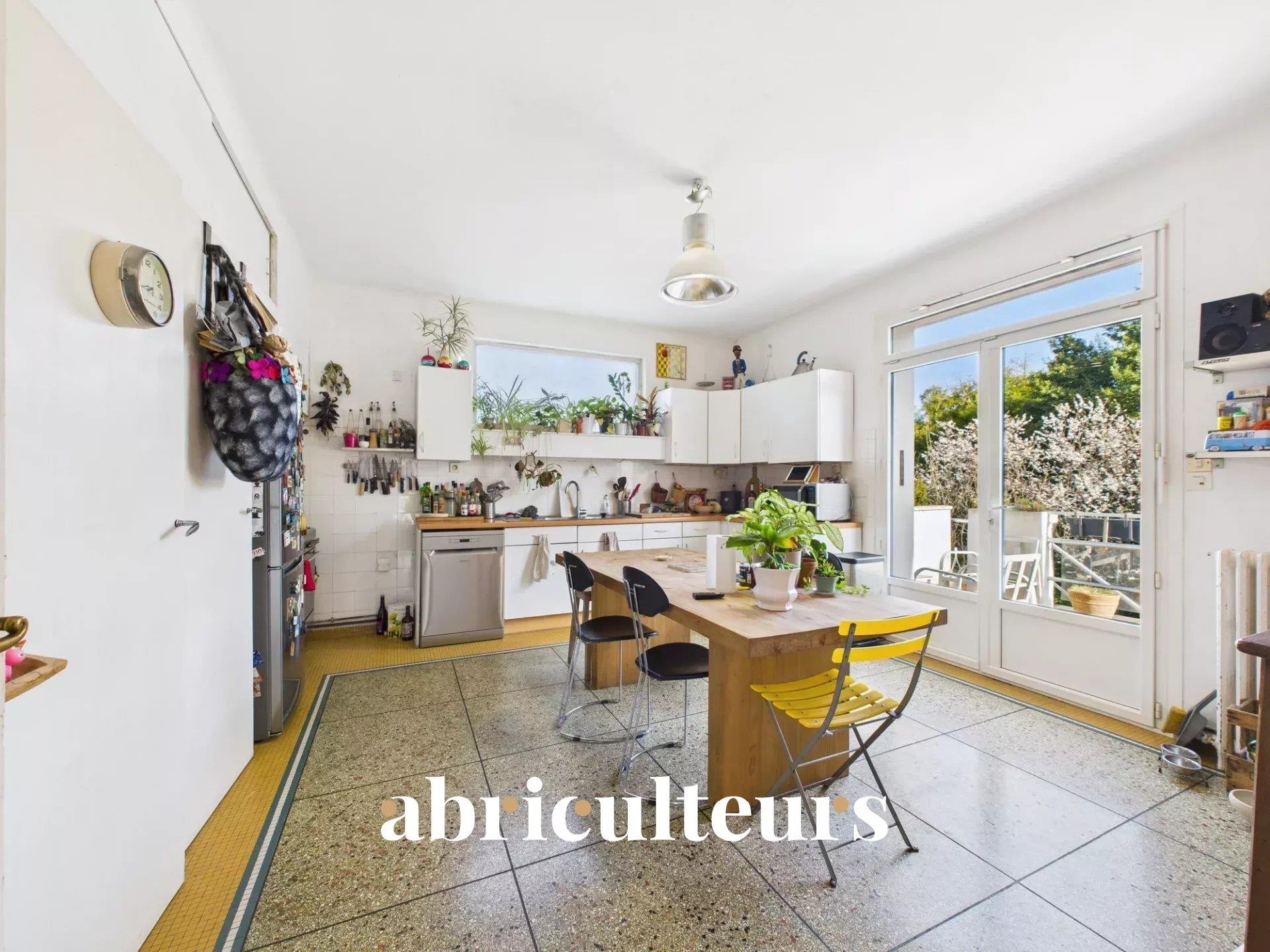 Spacious family house 230 m² - 7 bedrooms - Garage - Heat pump - Quartier Procé