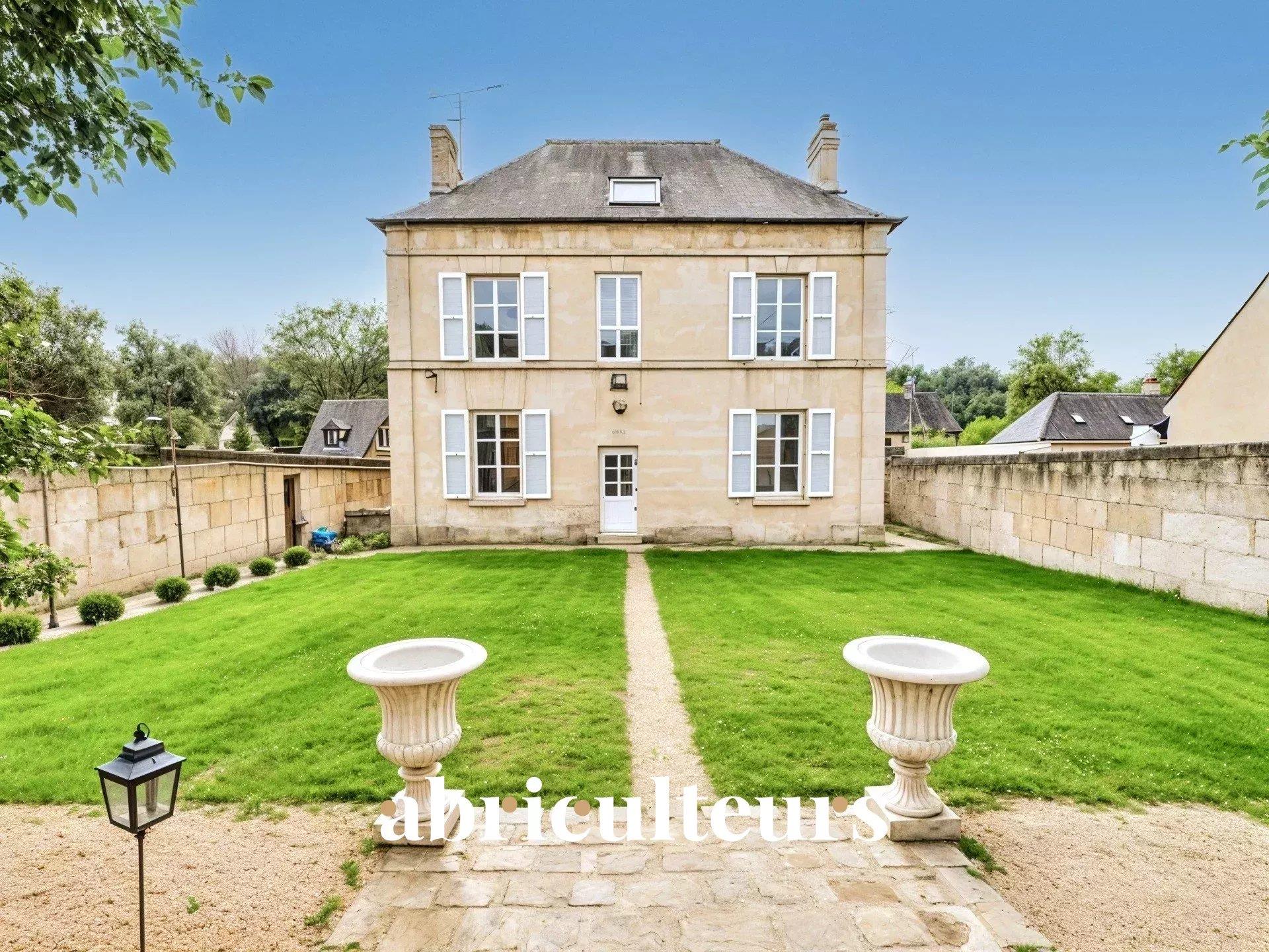 Renovated character house with private garden, outbuilding and garage - Crépy-en-Valois area