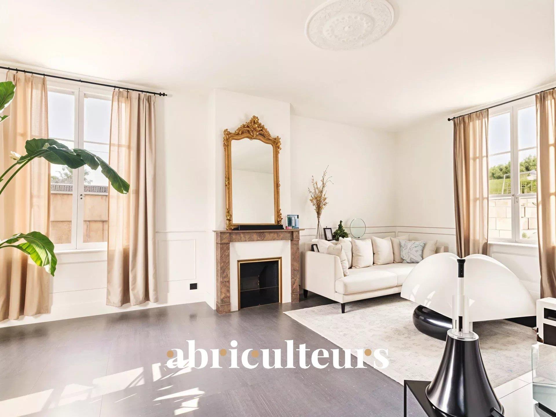 Renovated character house with private garden, outbuilding and garage - Crépy-en-Valois area