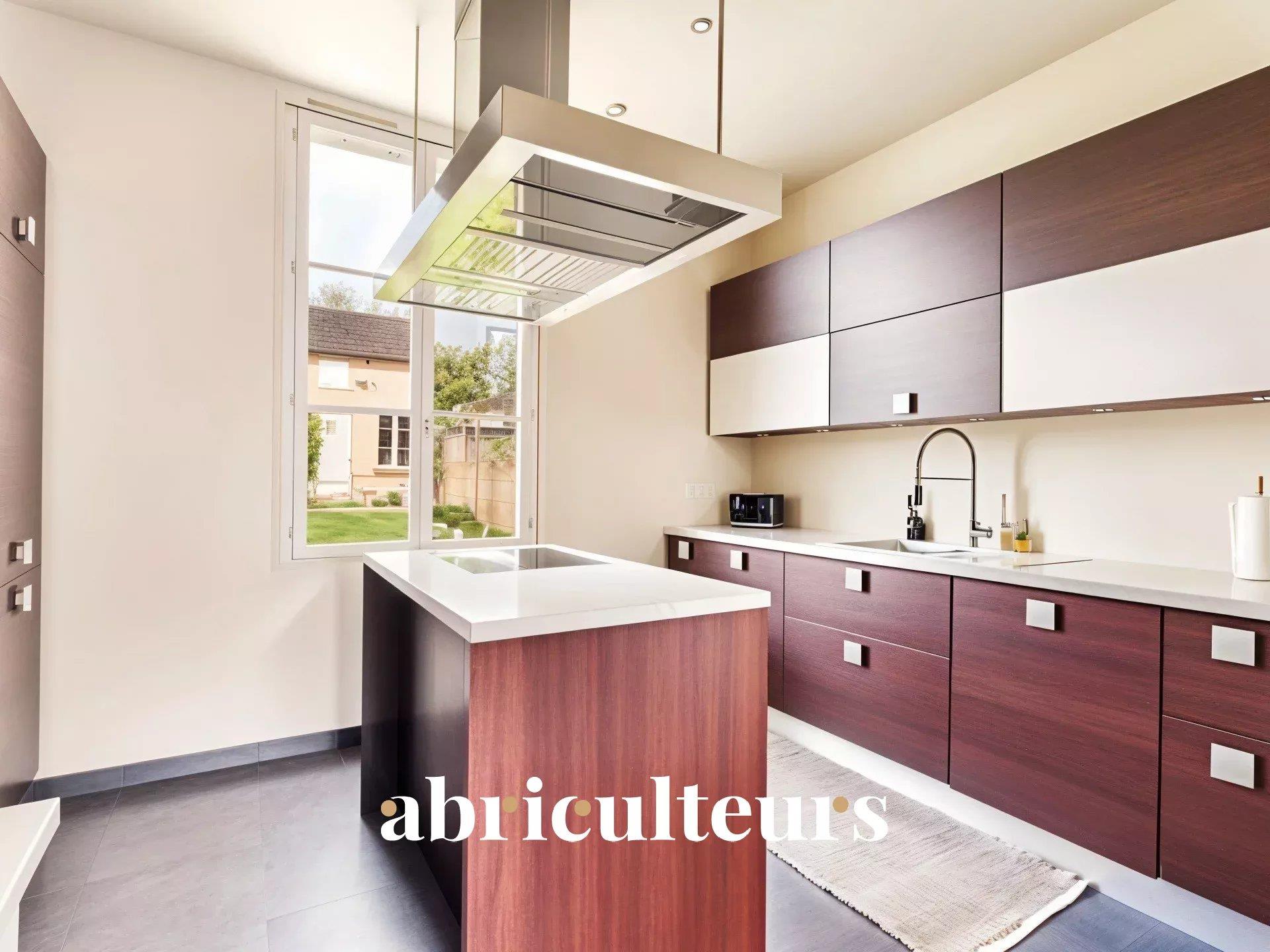 Renovated character house with private garden, outbuilding and garage - Crépy-en-Valois area