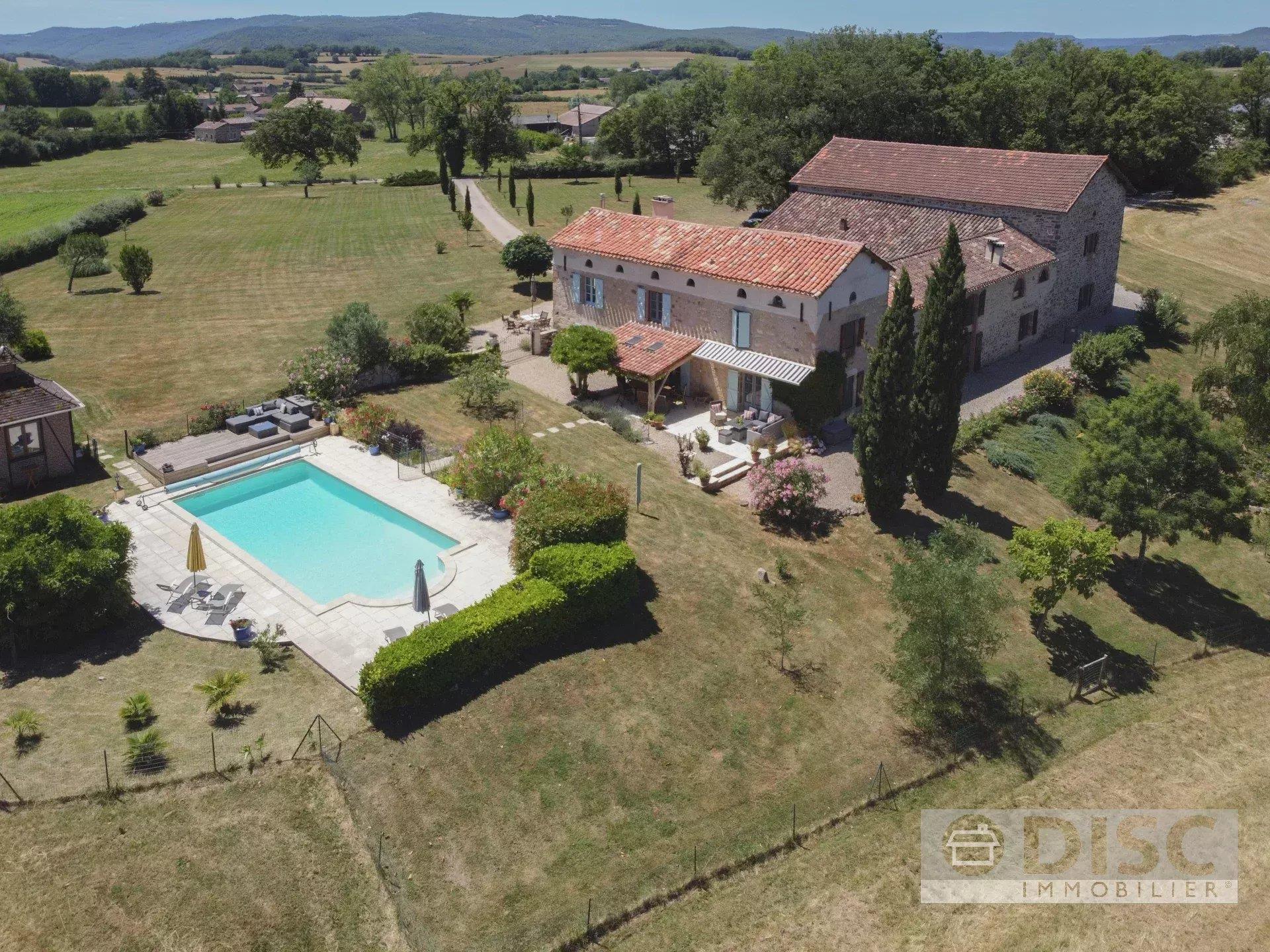 Superb property with swimming pool, independent cottage, large hall, 4 hectares and beautiful views.