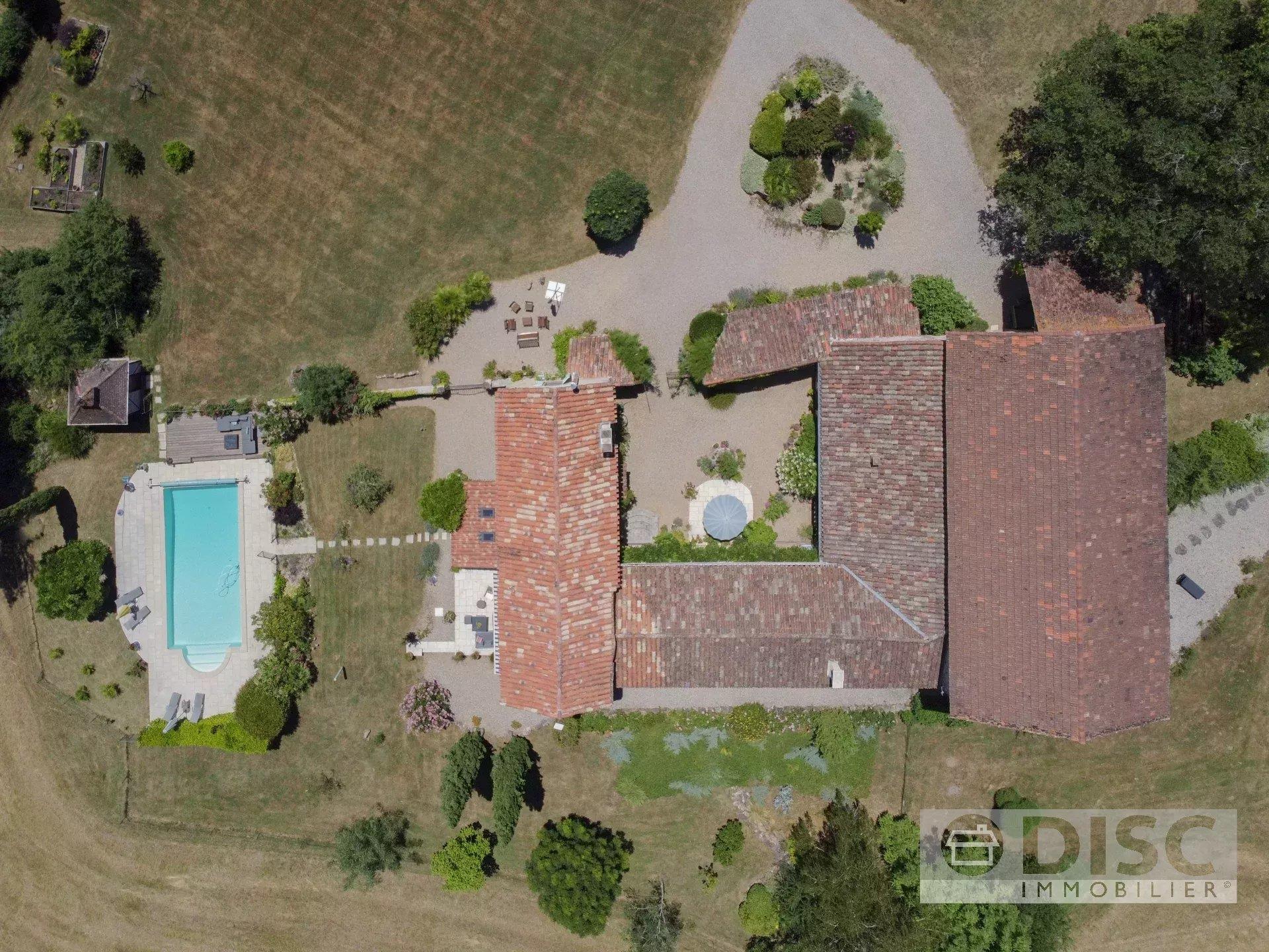 Superb property with swimming pool, independent cottage, large hall, 4 hectares and beautiful views.