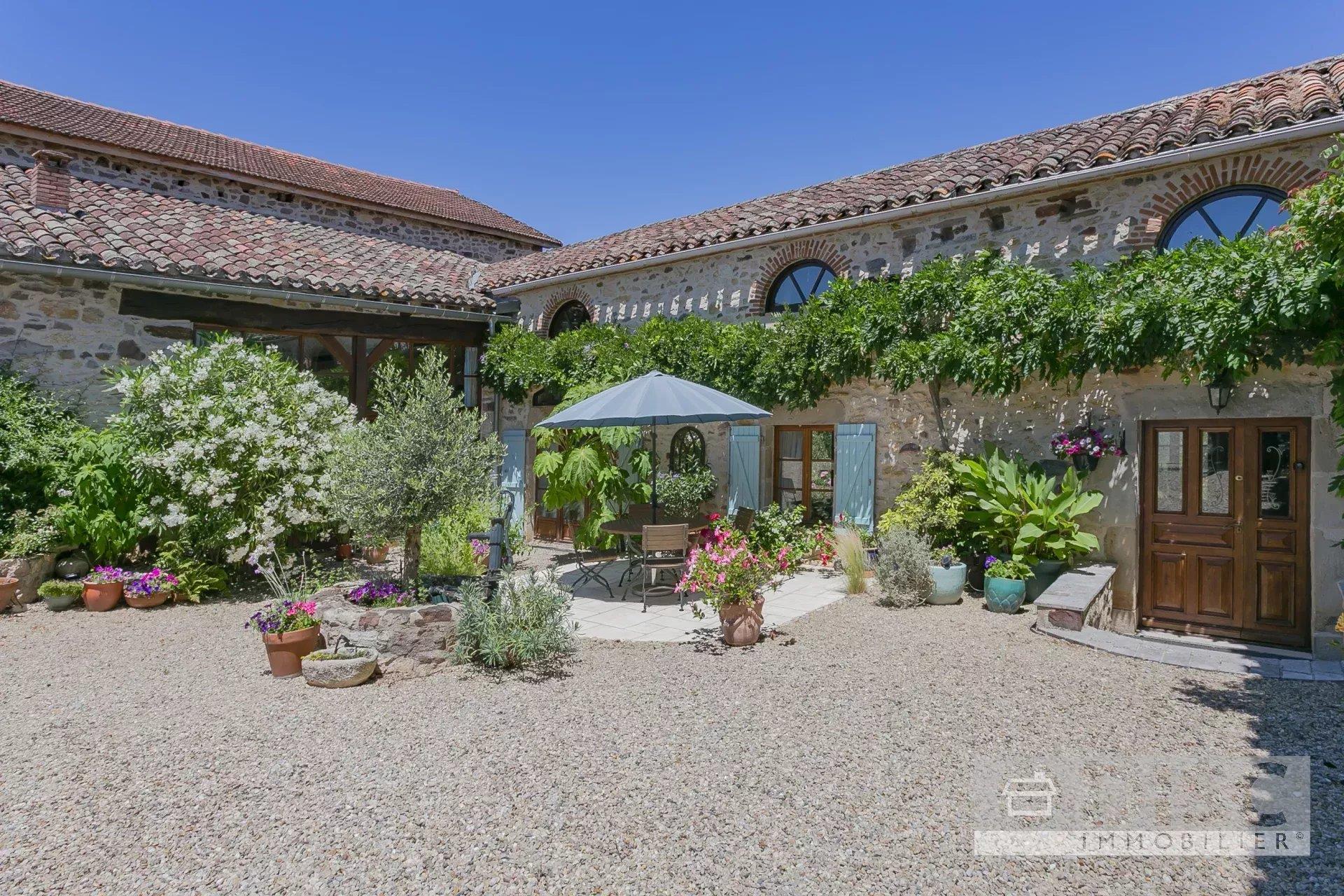 Superb property with swimming pool, independent cottage, large hall, 4 hectares and beautiful views.