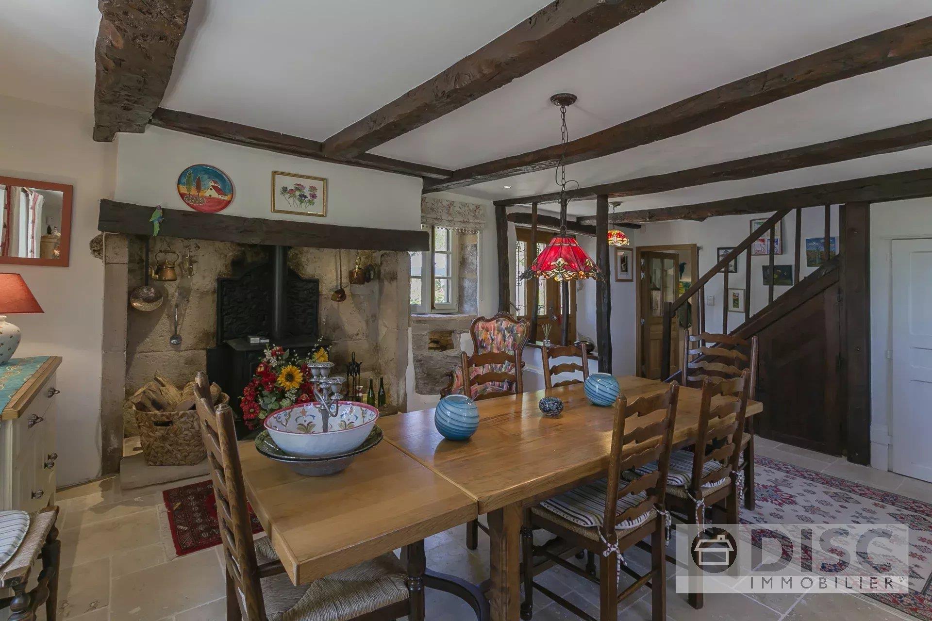 Superb property with swimming pool, independent cottage, large hall, 4 hectares and beautiful views.