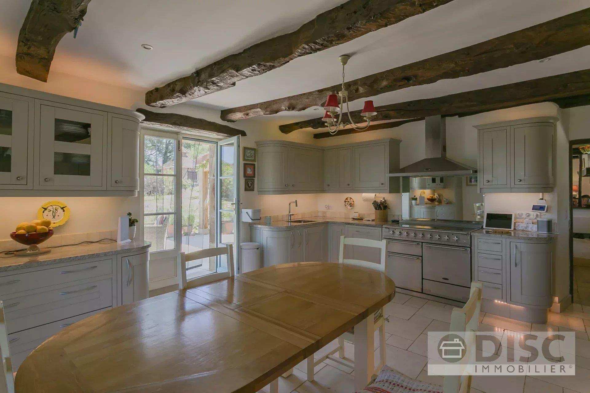 Superb property with swimming pool, independent cottage, large hall, 4 hectares and beautiful views.