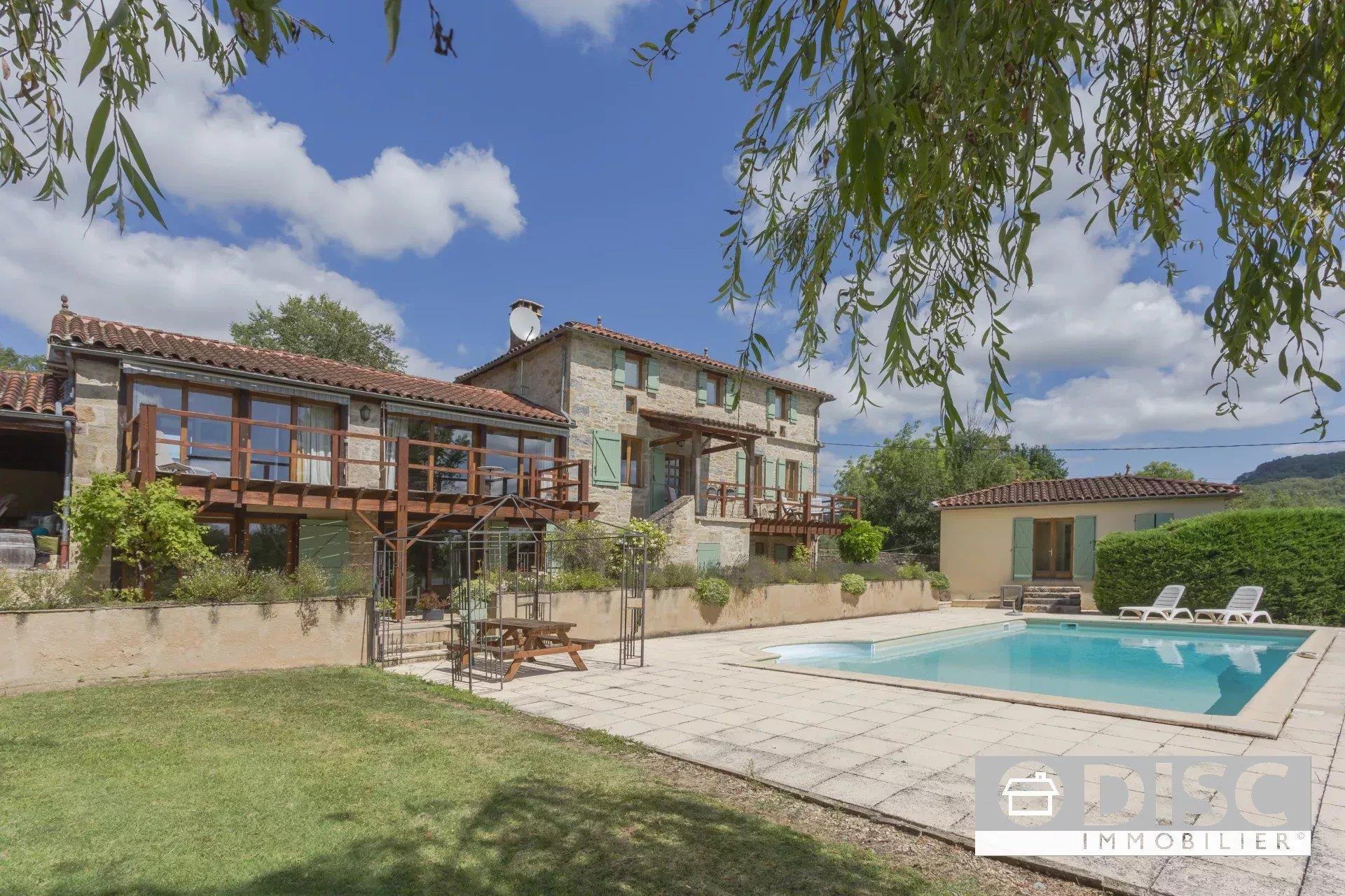 Maravilhosa propriedade com piscina, quadra de tênis e vista para as colinas.
