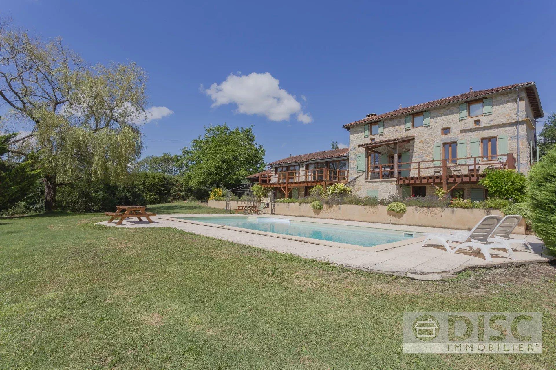 Maravilhosa propriedade com piscina, quadra de tênis e vista para as colinas.