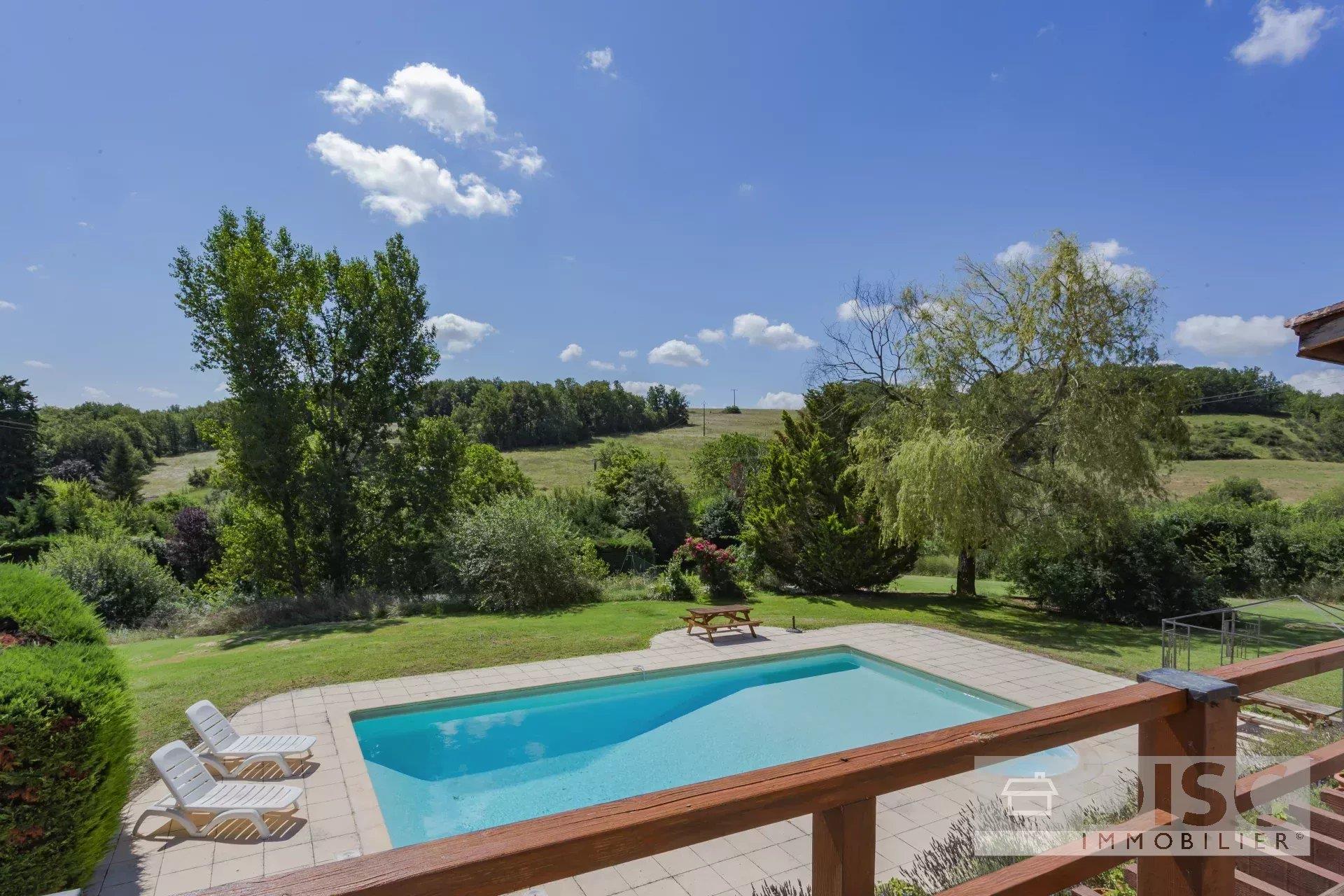 Maravilhosa propriedade com piscina, quadra de tênis e vista para as colinas.