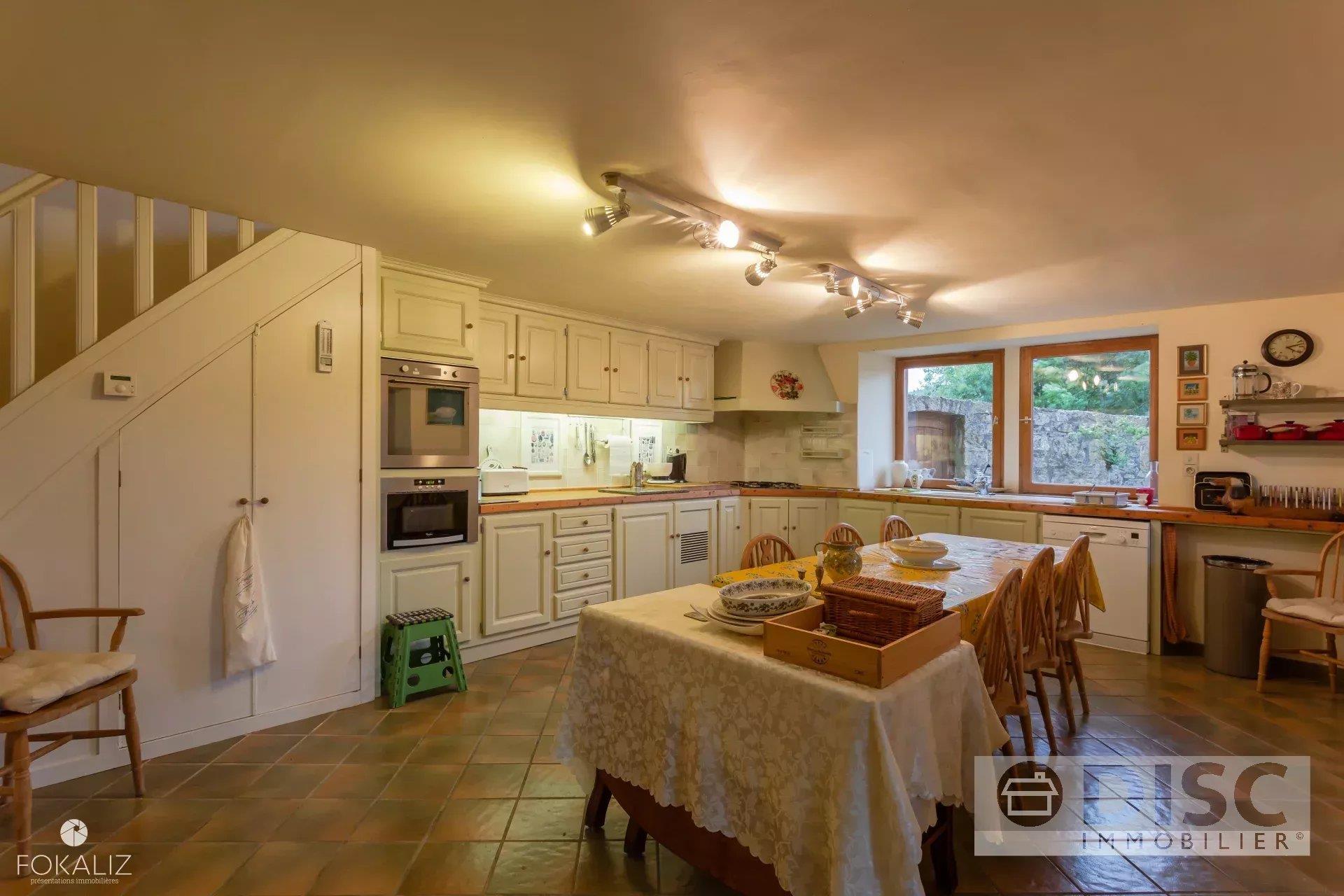 Maravilhosa propriedade com piscina, quadra de tênis e vista para as colinas.
