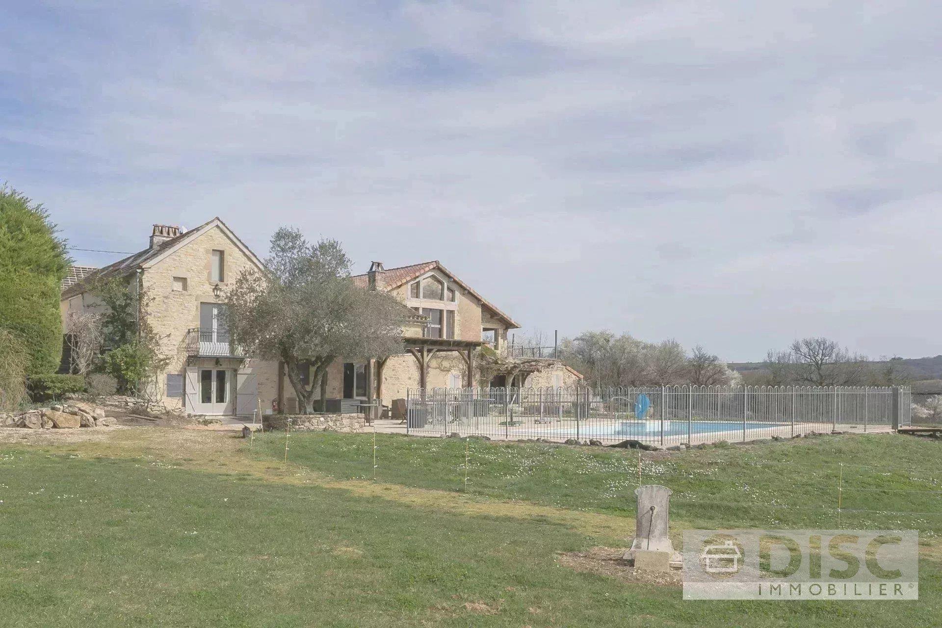 Bela propriedade com belas vistas, piscina, celeiro grande e 2,5 hectares de terreno.