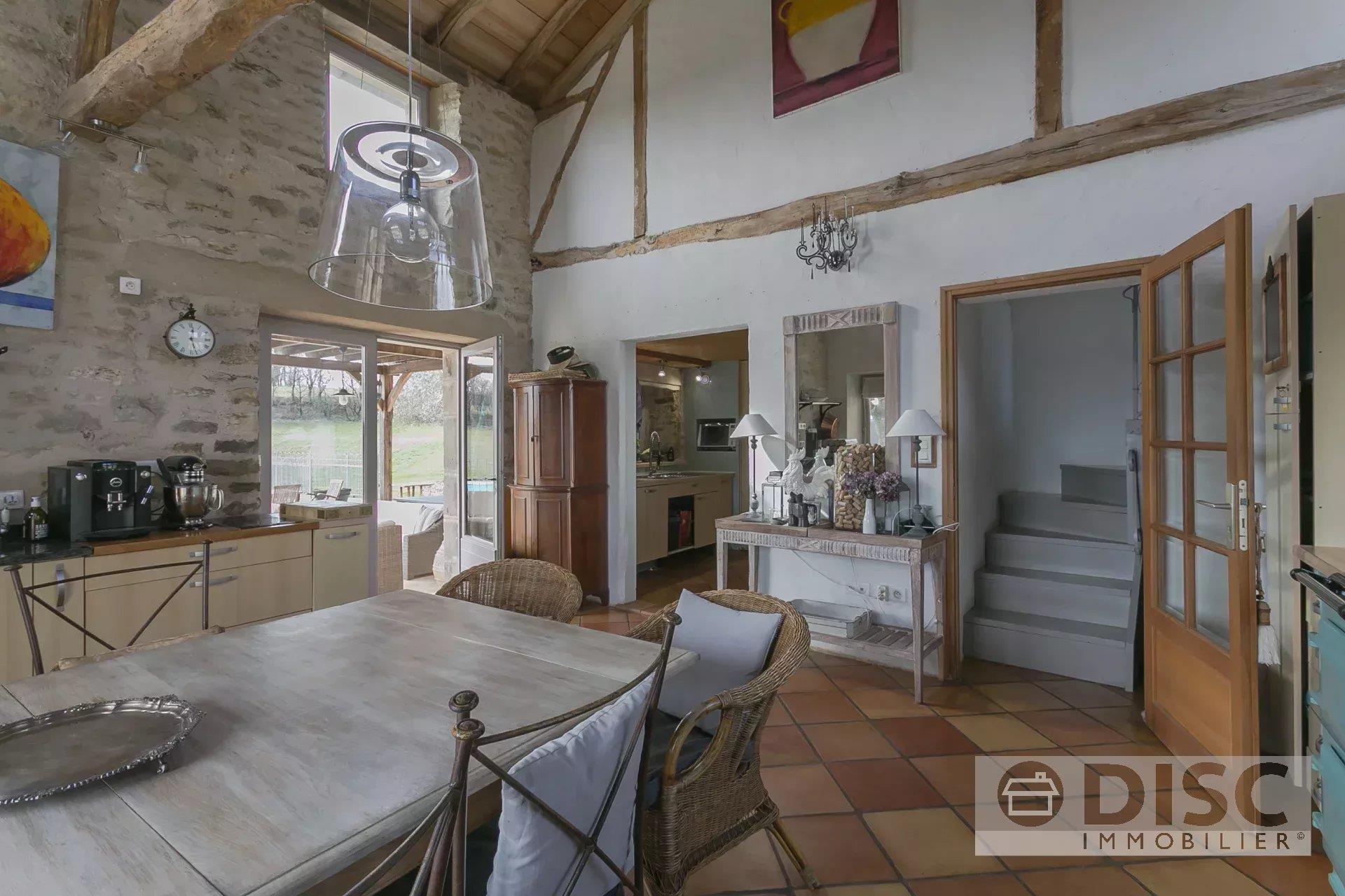 Bela propriedade com belas vistas, piscina, celeiro grande e 2,5 hectares de terreno.
