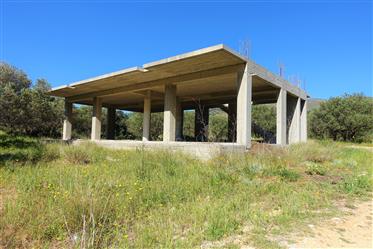 Construction inachevée de 140 .m. Sur un terrain de 3 000 m².m à Episkopi, Ierapetra.