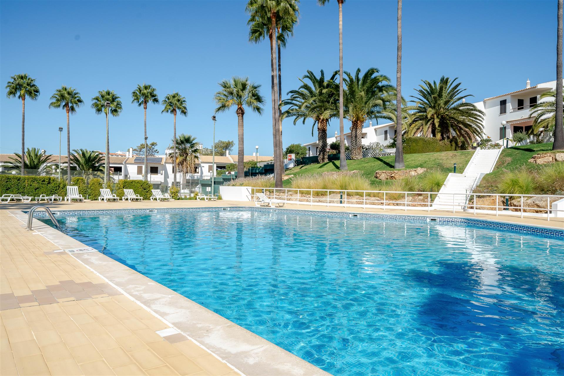 Moradia T3 com Piscina e Campo de Ténis, em Condominio Privado - Albufeira