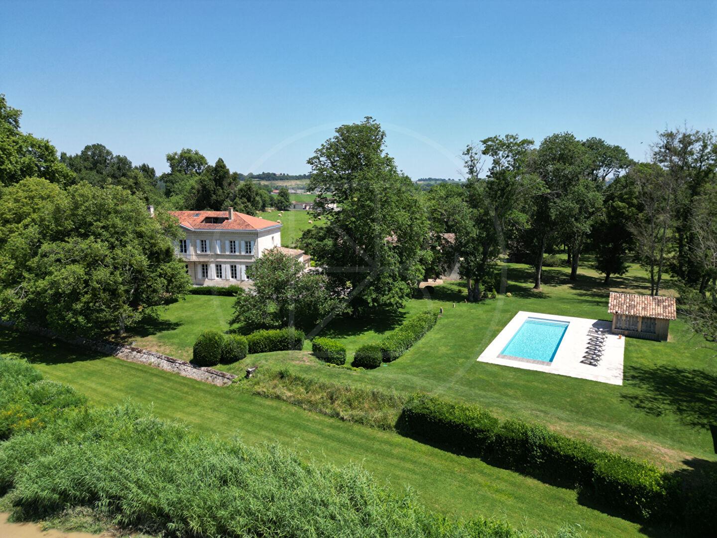Demeure d'exception au bord de la Dordogne