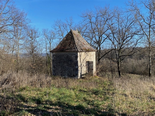 Corps de ferme with fabulous potential.