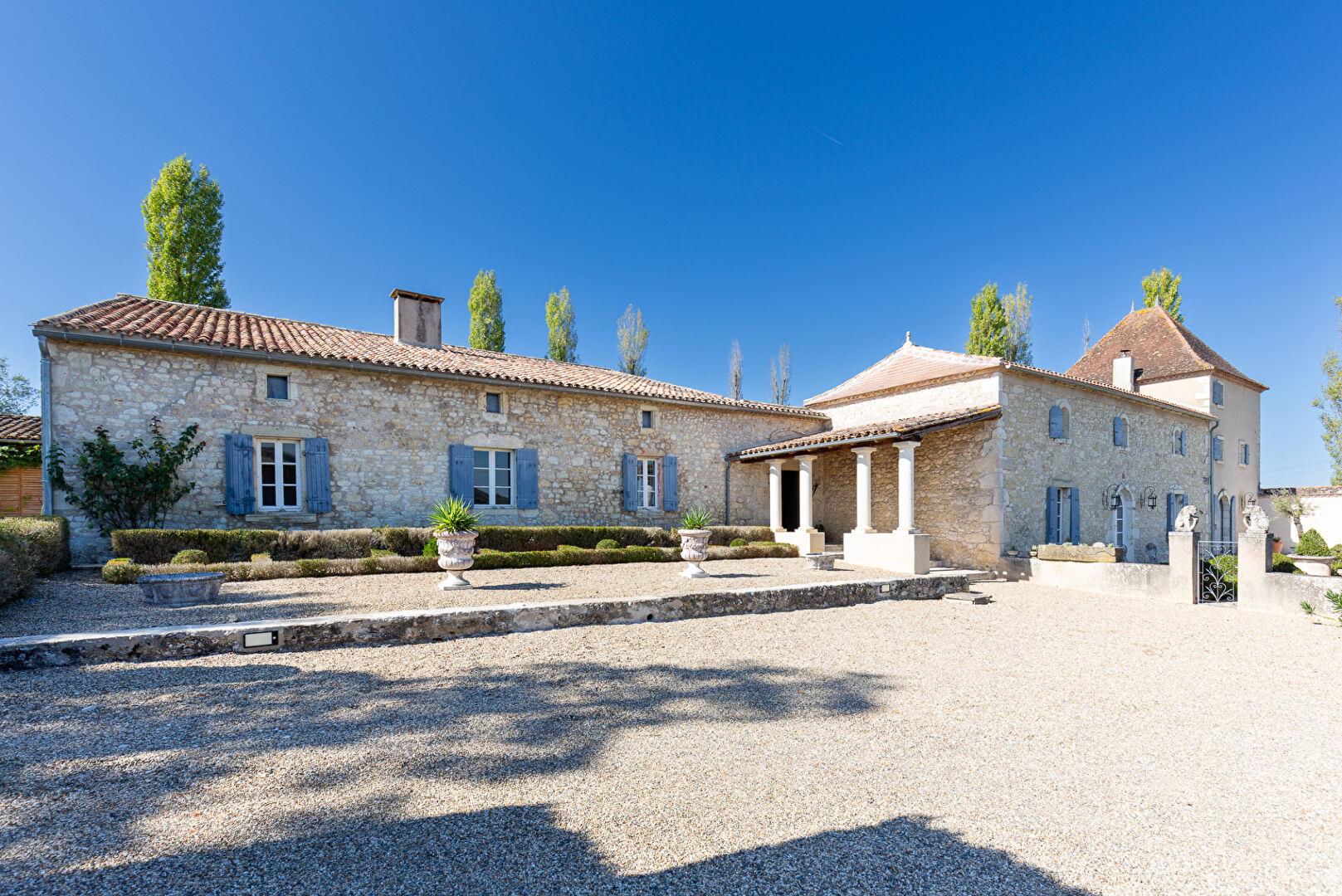 Magnificent manor house in an idyllic setting