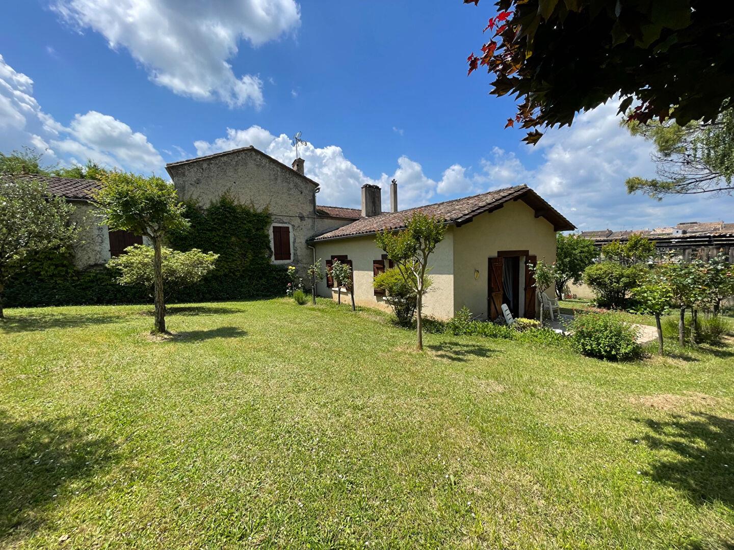 Cette maison de village est idéalement située, avec un accès facile à Monségur