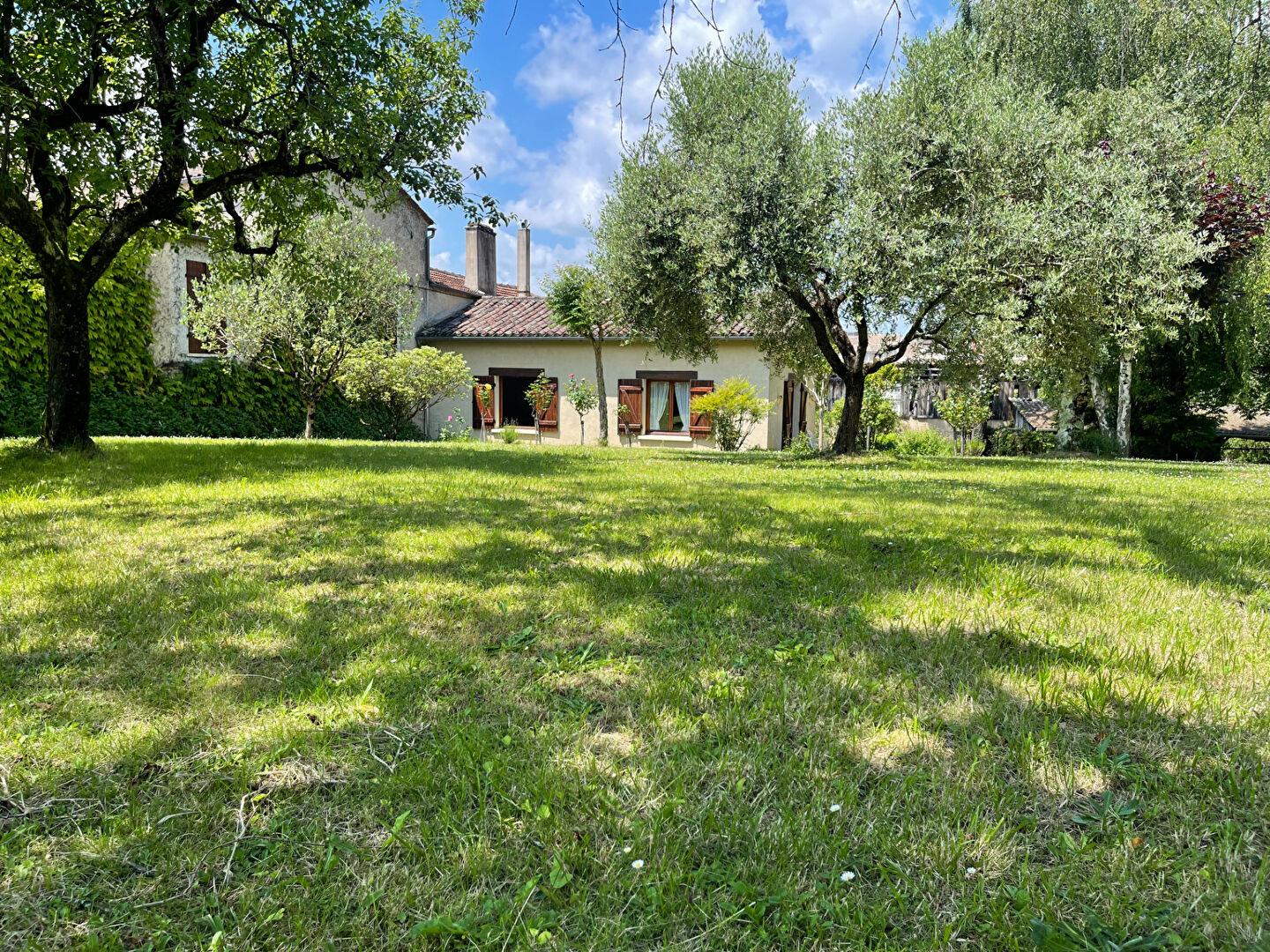 Cette maison de village est idéalement située, avec un accès facile à Monségur