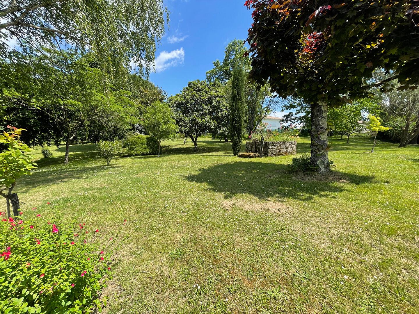 Cette maison de village est idéalement située, avec un accès facile à Monségur