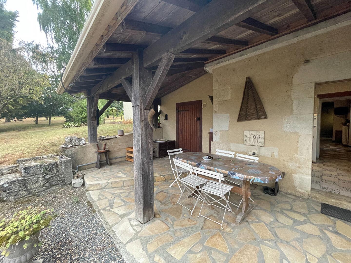 Cette maison de village est idéalement située, avec un accès facile à Monségur