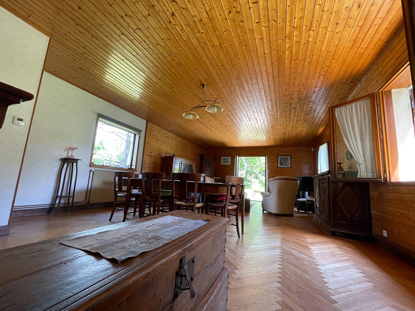 Cette maison de village est idéalement située, avec un accès facile à Monségur