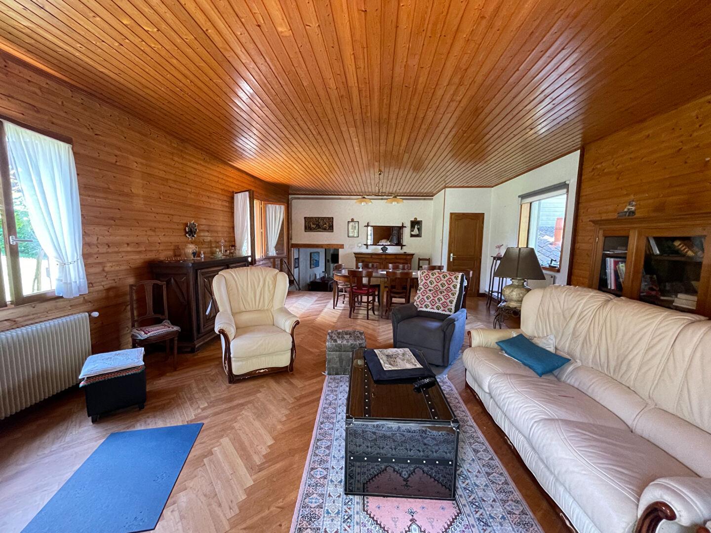 Cette maison de village est idéalement située, avec un accès facile à Monségur