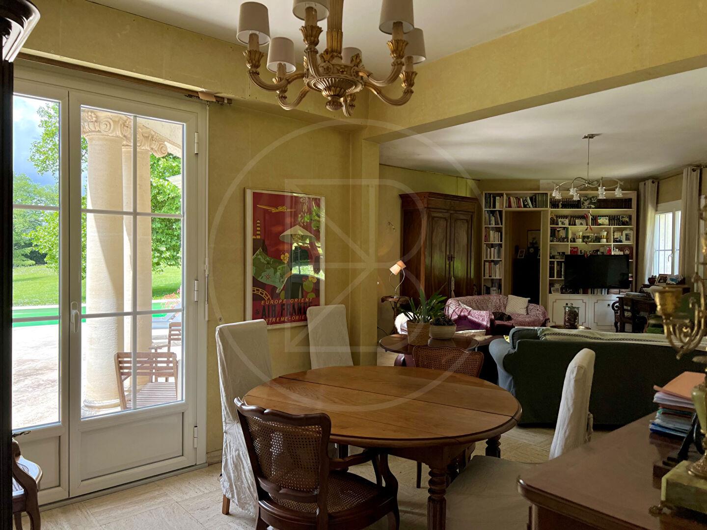 Stone villa with pool on 1.97 ha of wooded land