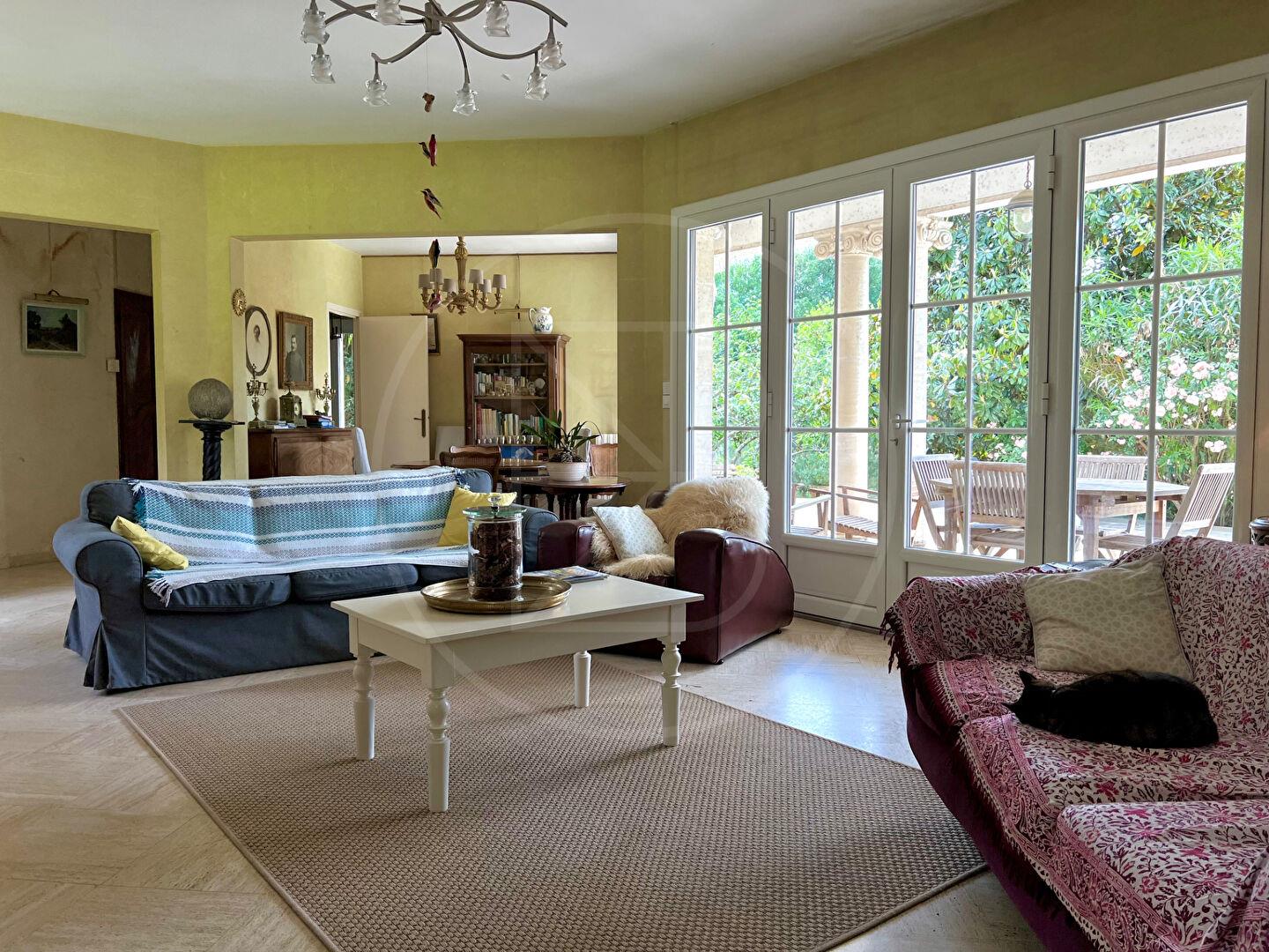 Stone villa with pool on 1.97 ha of wooded land