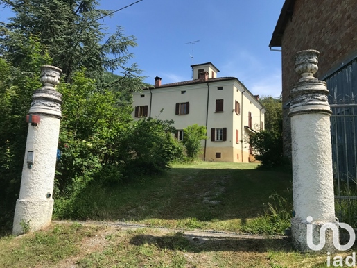 Sale Detached house / Villa 615 m² - 8 bedrooms - Prignano sulla Secchia