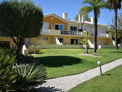 Vilamoura Moradia T3+1 em Bonito Condomínio com Jardins e Piscina.