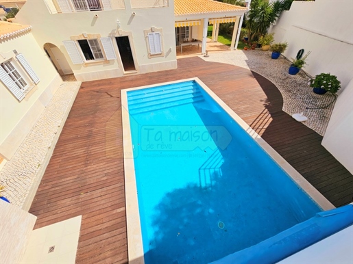 Magnifica propriedade situada numa zona privilegiada de Tavira com 4 quartos e piscina