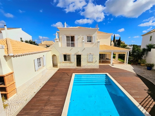 Magnifica propriedade situada numa zona privilegiada de Tavira com 4 quartos e piscina