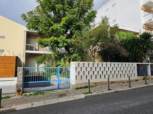 Moradia no centro de Loulé com 2 apartamentos t4 , jardim e Garagem