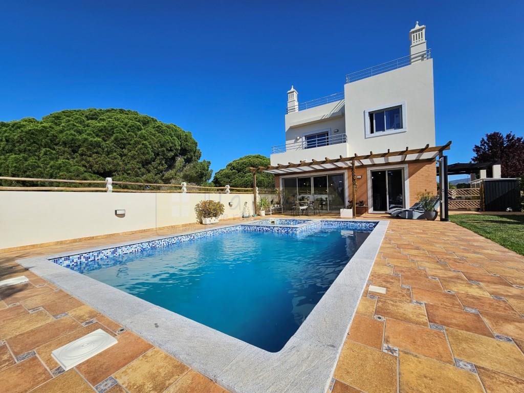 Moderne Villa mit Blick auf die Ria Formosa und Panorama-Dachterrasse
