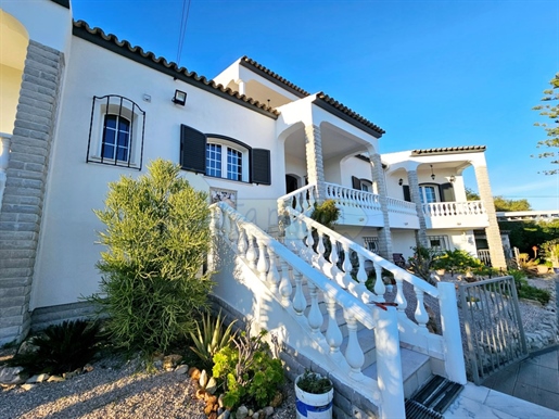 Magnificent 5 bedroom villa located on the outskirts of the city on a generous plot of land.