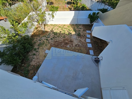 Moradia v2 com quintal e terraço renovada em Loulé