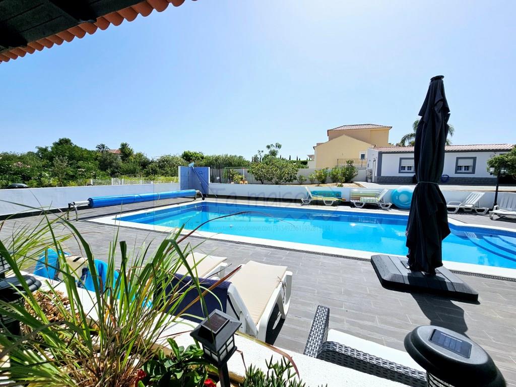Makellose Villa mit 4 Schlafzimmern, Pool und Garage in der Nähe von Olhão