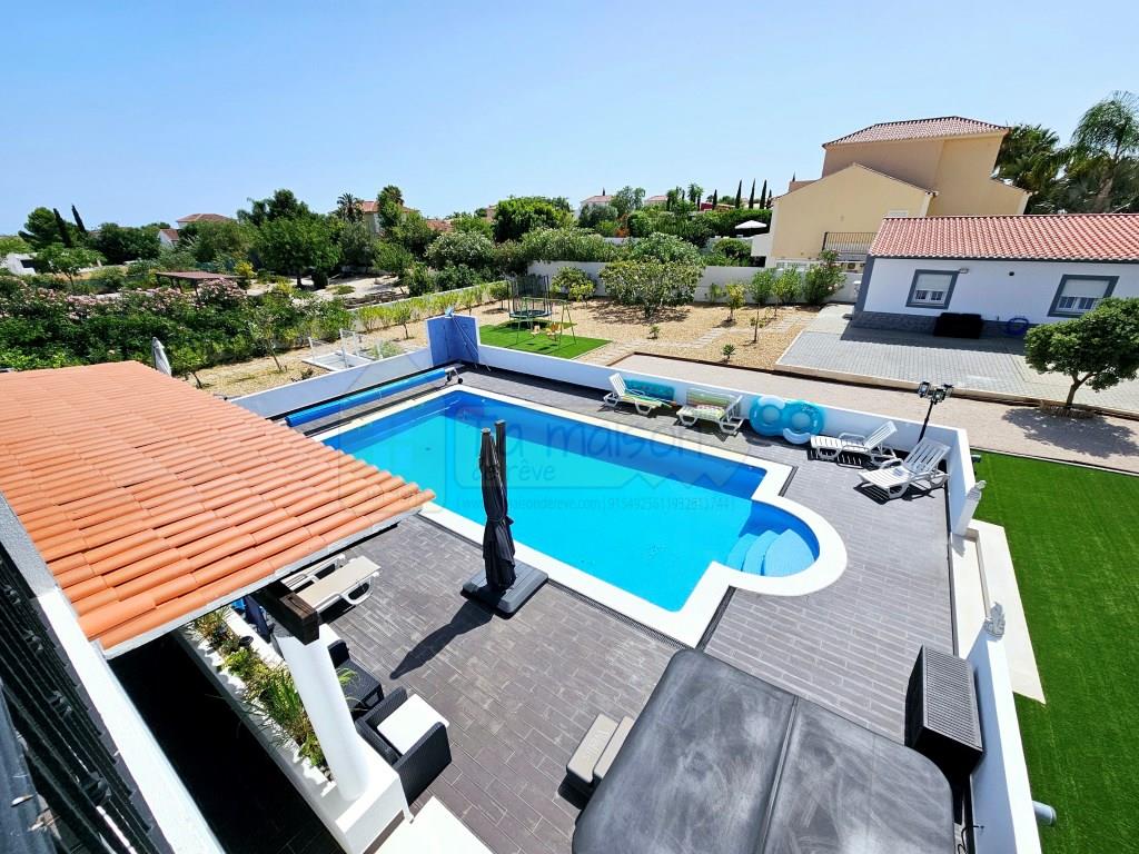 Makellose Villa mit 4 Schlafzimmern, Pool und Garage in der Nähe von Olhão