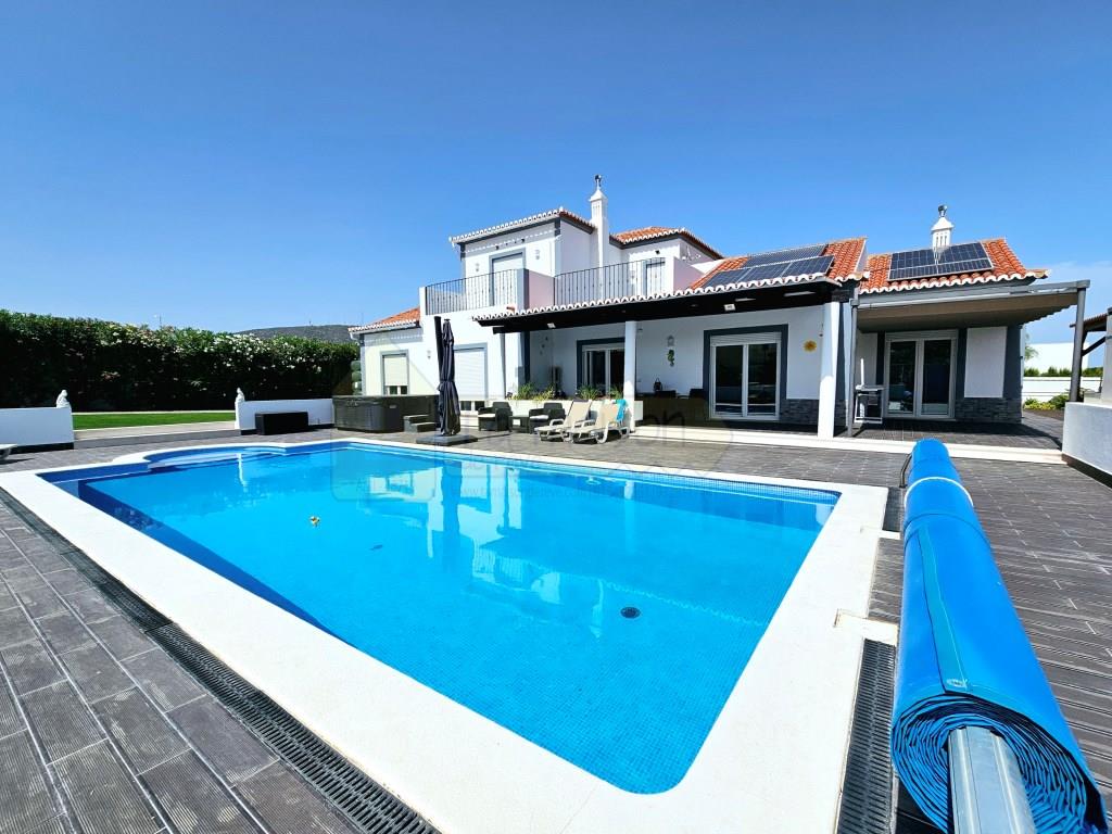 Makellose Villa mit 4 Schlafzimmern, Pool und Garage in der Nähe von Olhão